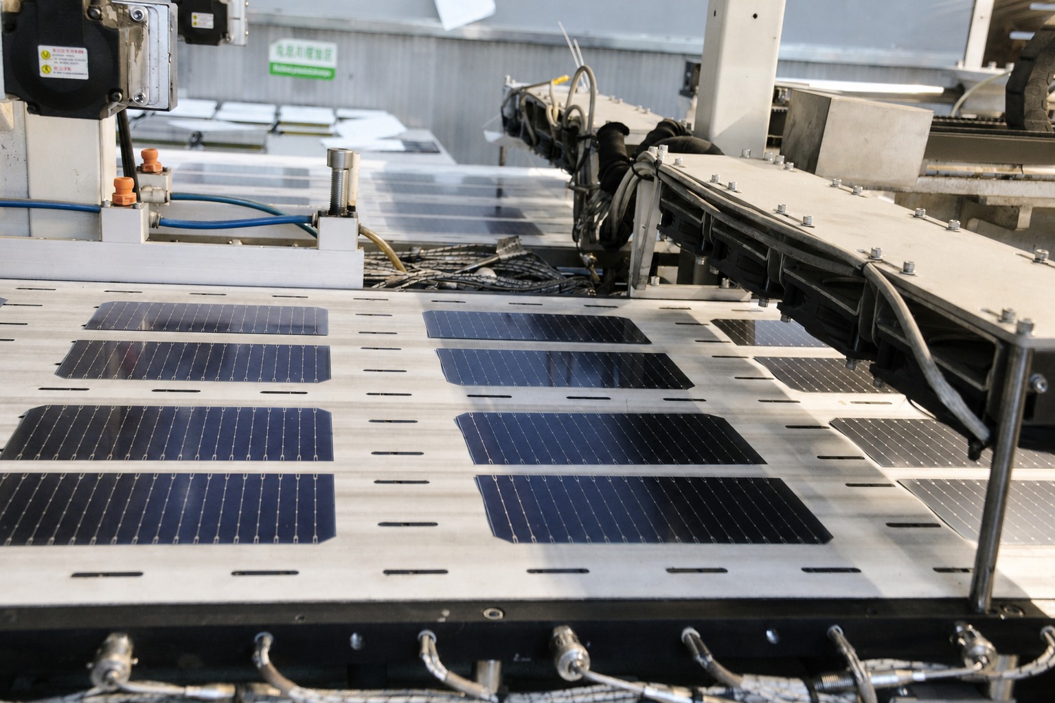 Photovoltaic cell layup equipment on the Sunhorn module production line