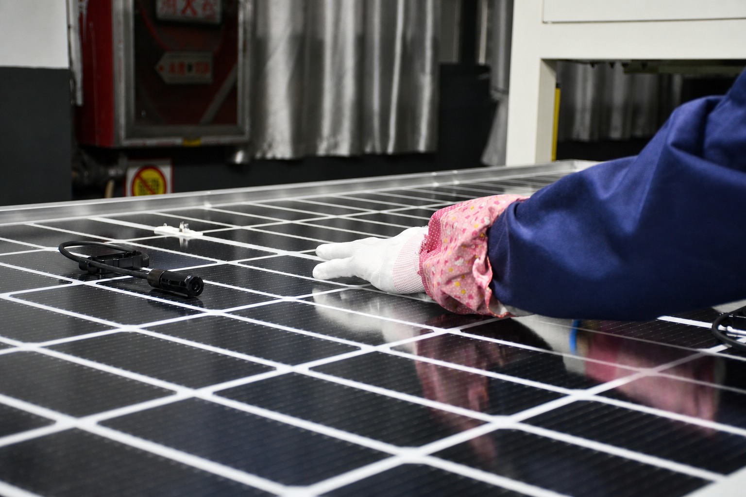 Manual visual inspection of a photovoltaic module surface